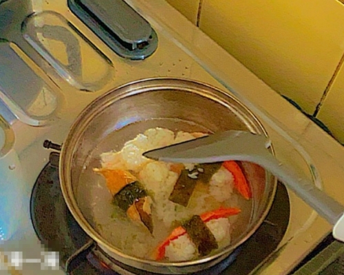 1名女子因身體不適，忽發奇想將蟹柳壽司加水炮製「海鮮粥」。連登討論區圖片