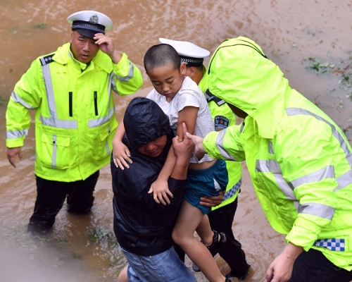 衛輝市黃莊村遭洪水侵襲，村內積水嚴重。新華社