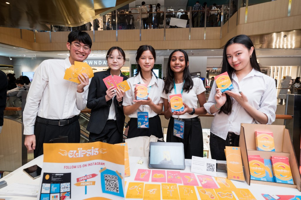 啟新書院學生組成學生公司創作手語猜謎卡，成員來自五湖四海，包括香港、美國、印度、英國等。(主辦單位提供)