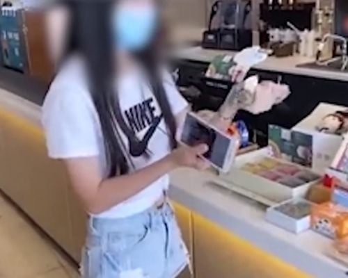 一名女子拿著一袋硬幣，到星巴克想買飲料，遭店員拒收。(網圖)