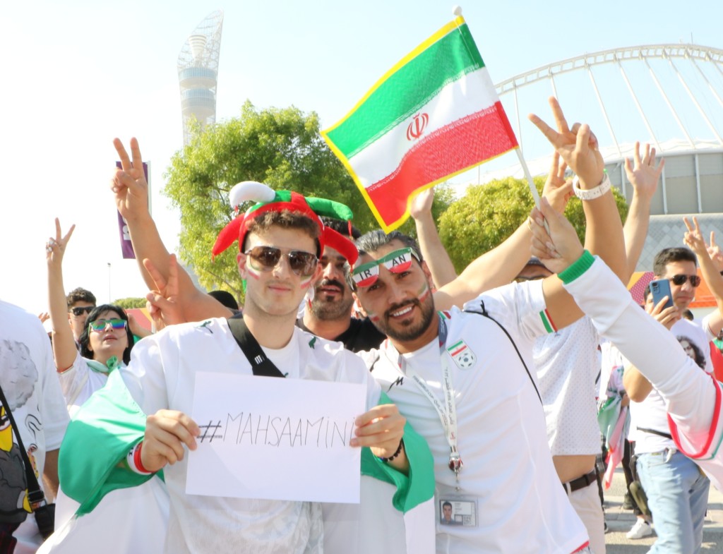 伊朗球迷帶來Boogh大聲吹奏，又借機展示訴求標語。王嘉豪攝