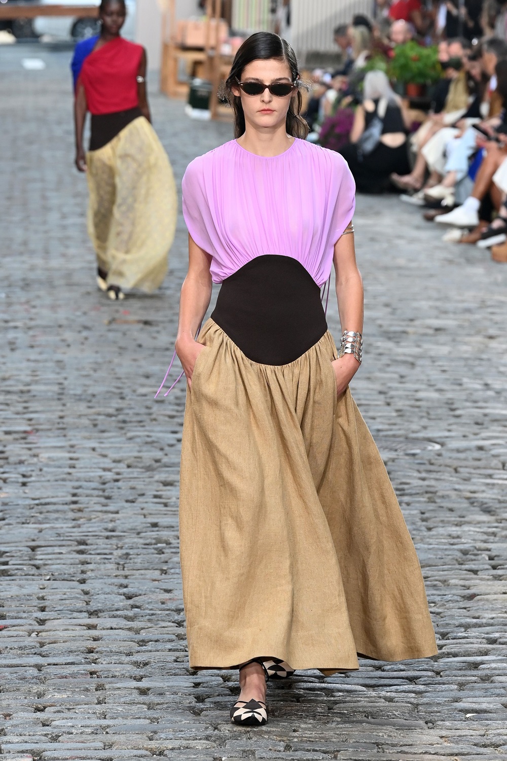 上下身撞色的拼搭，腰封位置更以黑色作連貫，令連身裙穿上後多添層次及立體感。（Tory Burch）