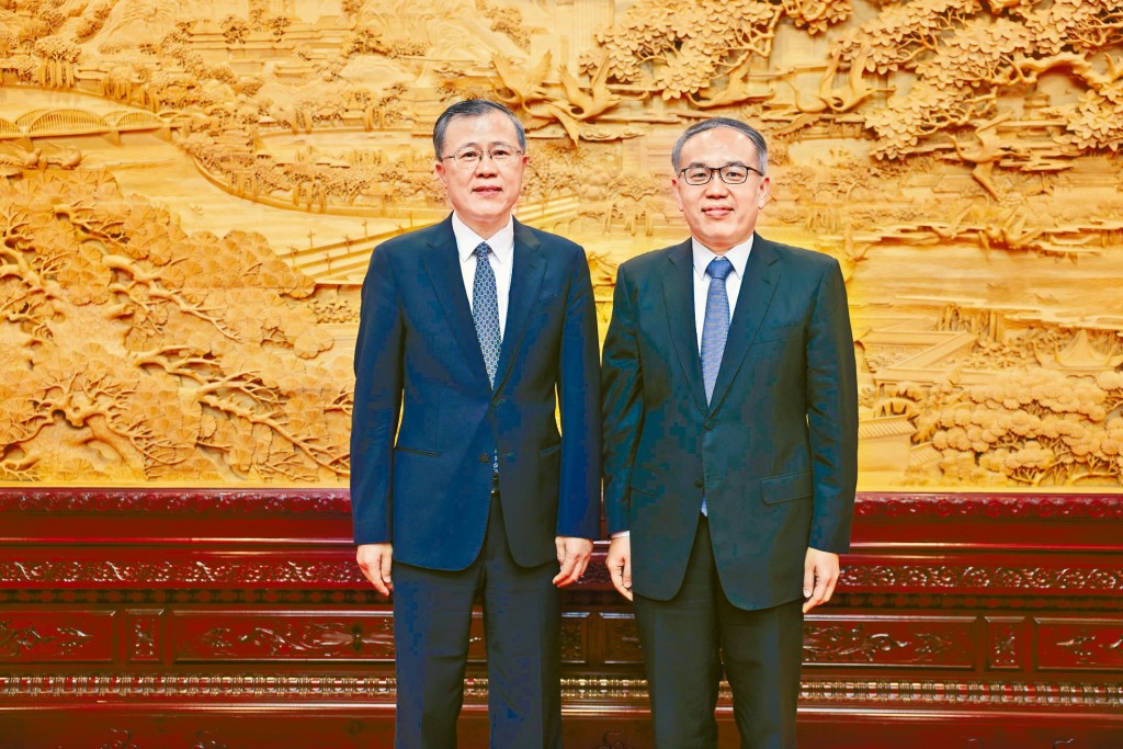 許正宇（右）昨日到訪國家金融監督管理總局並與金融監管總局副局長肖遠企（左）會面。