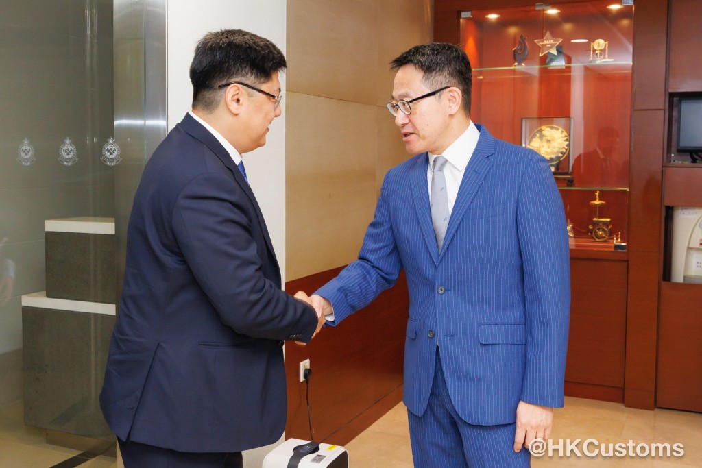 海關關長陳子達（右）與哈薩克斯坦駐港總領事Bauyrzhan DOSMANBETOV（左）會晤。