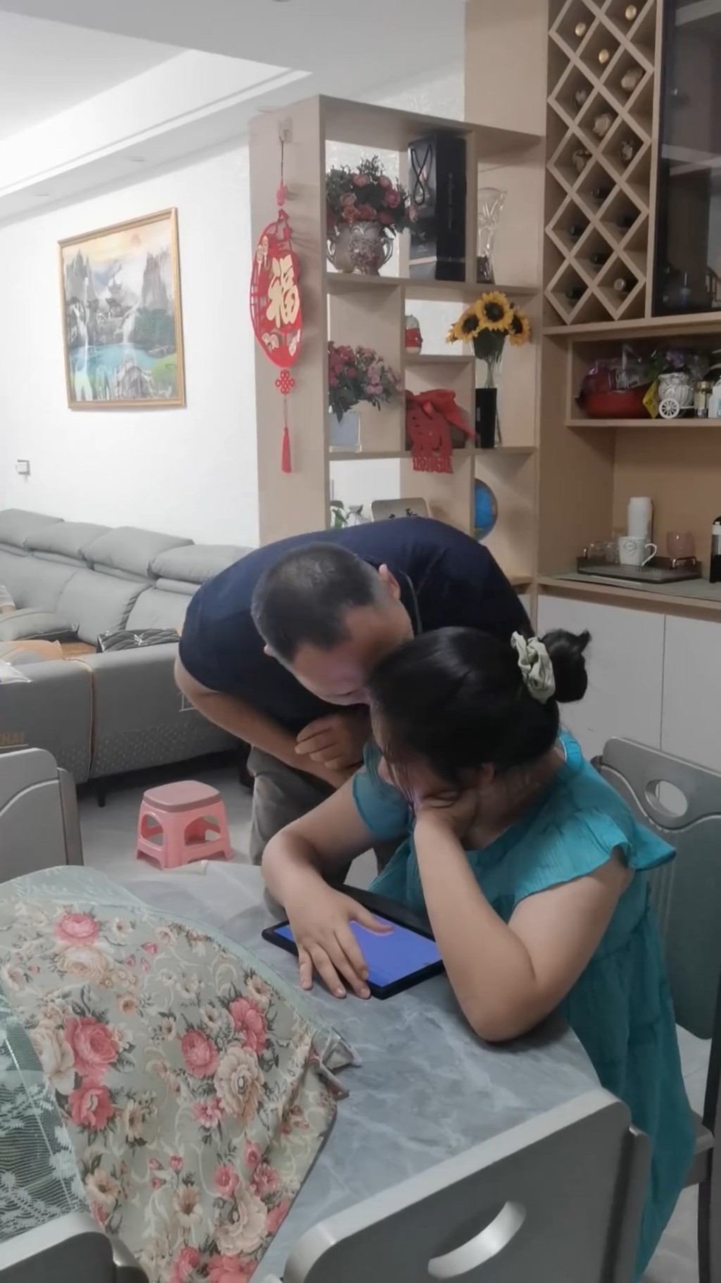 男子因「太開心」吻了女兒的面龐。抖音@一諾千金66 男子因「太開心」吻了女兒的面龐。抖音@一諾千金66