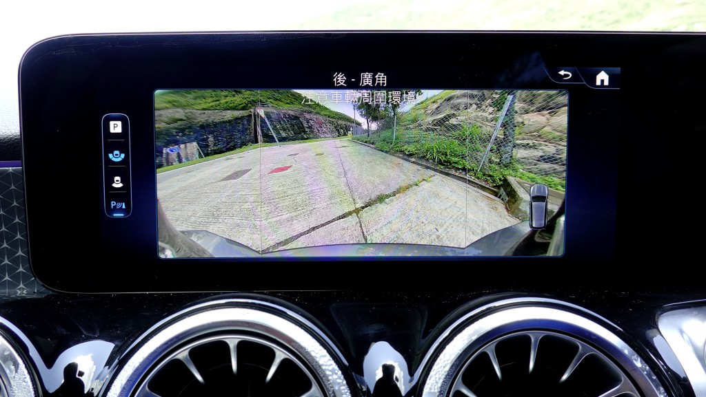 平治改良新版GLB250 4Matic七座位SUV，內附後泊鏡頭。