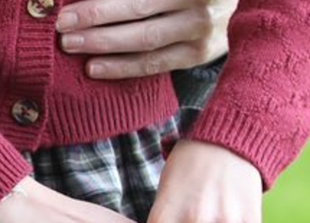 夏洛特公主穿毛衣的左手疑經過影像處理，凱特摟著女兒的左手也沒有戴結婚戒指。