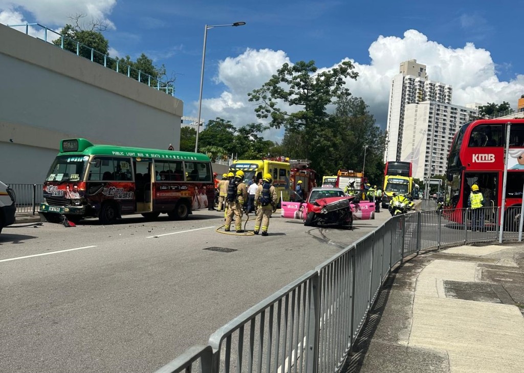 荔景山路發生兩車相撞。讀者提供