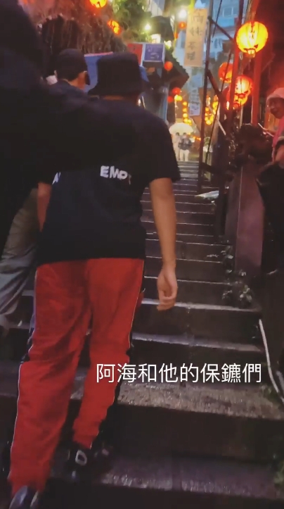 三位鏡仔保鑣一定好盡責。