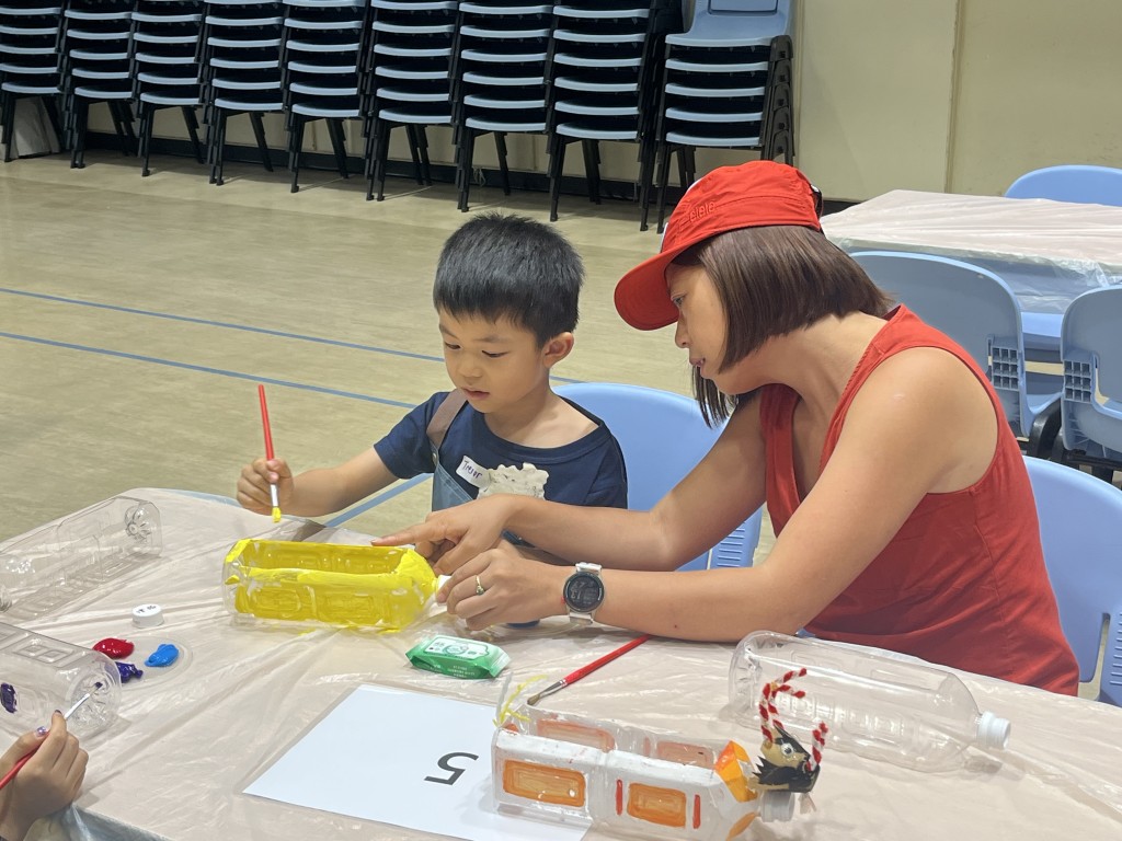 來自上海的Kaye與5歲兒子一同參與活動,透過活動認識本地新朋友。 來自上海的Kaye與5歲兒子一同參與活動,透過活動認識本地新朋友。