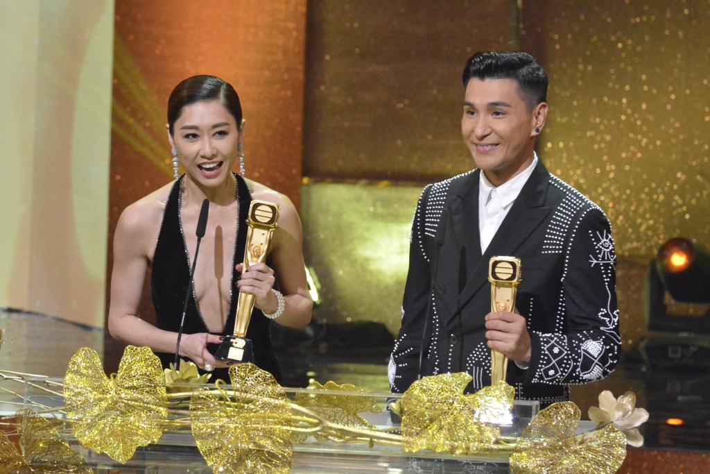 2016年，胡定欣（左）再凭《城寨英雄》「刁兰」一角赢得《万千星辉颁奖典礼2016》「最佳女主角」，成为史上第二位「冧庄视后」。