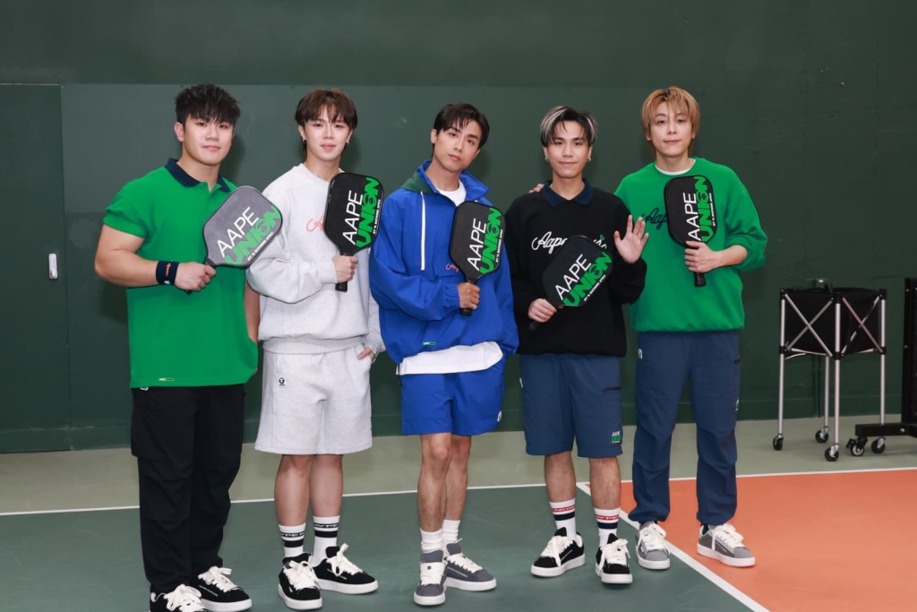 AK表示首次与ROVER亨仔（左）、希晋（左二）、Jason（右二）、Kim（右）打波宣传。