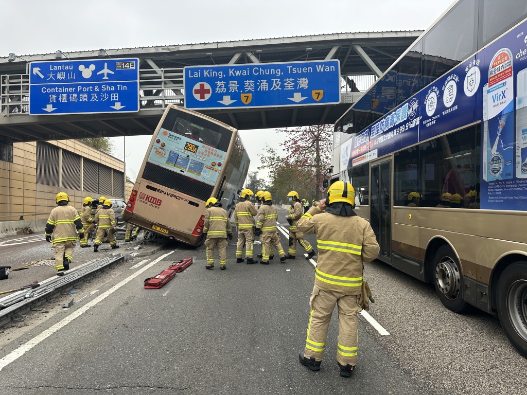 長沙灣發生九巴剷上壆傾側意外。