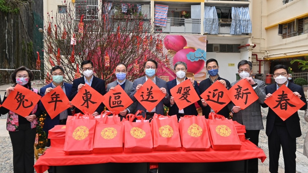 陳國基率多位局長訪東區基層市民。政府新聞處圖片