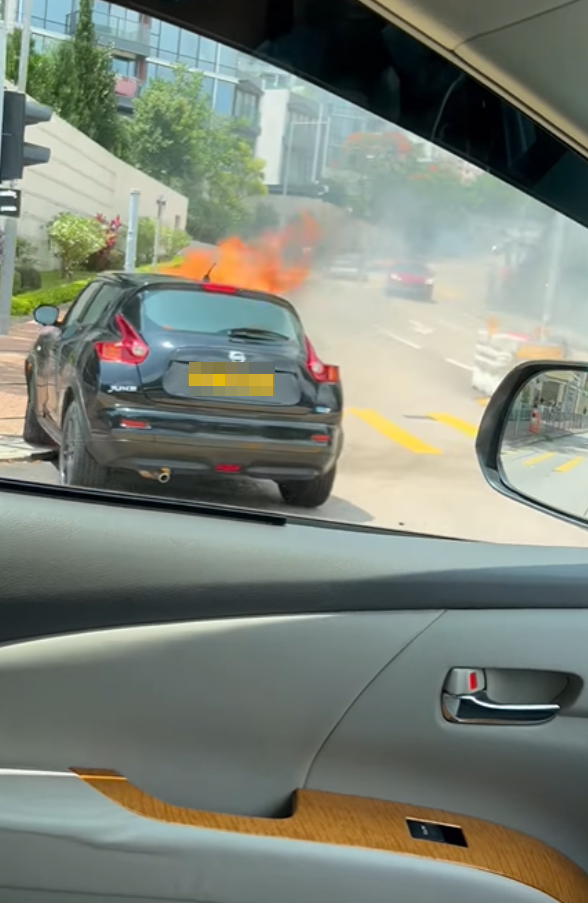私家车车头陷入火海。 香港交通事故报料专区FB