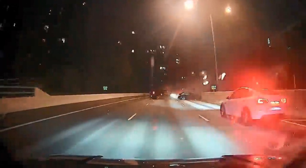 兩車嚴重損毀。網上片段截圖