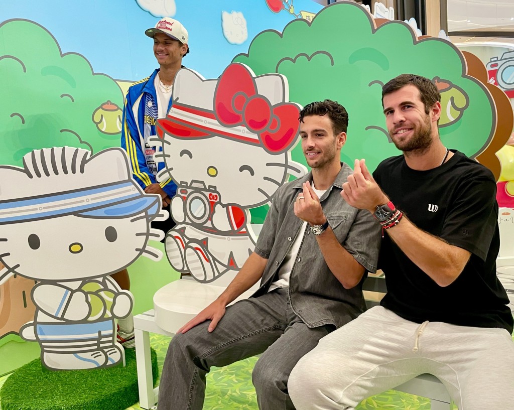 卡真洛夫（右一）及姆錫迪（右二）已學識「派心心」，第一次來香港的迪亞路（左）不𢤦反應，只笑著面對鏡頭。攝影：徐嘉華