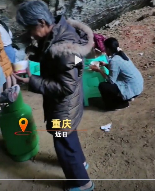 重庆连日来气温高达40度以上，但市内巴南区丰盛古镇内，有村民聚在一起吃火锅。（影片截图）