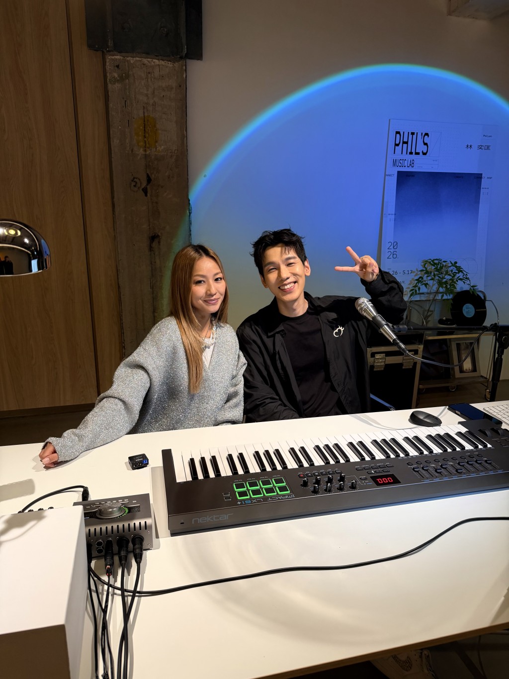 Phil邀請Stephanie鄭融於Phil's Music Lab 交流。