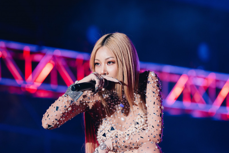 韩国歌手Jessie在台中演出，向来火辣的她以比坚尼外加全身透视装性感登场。