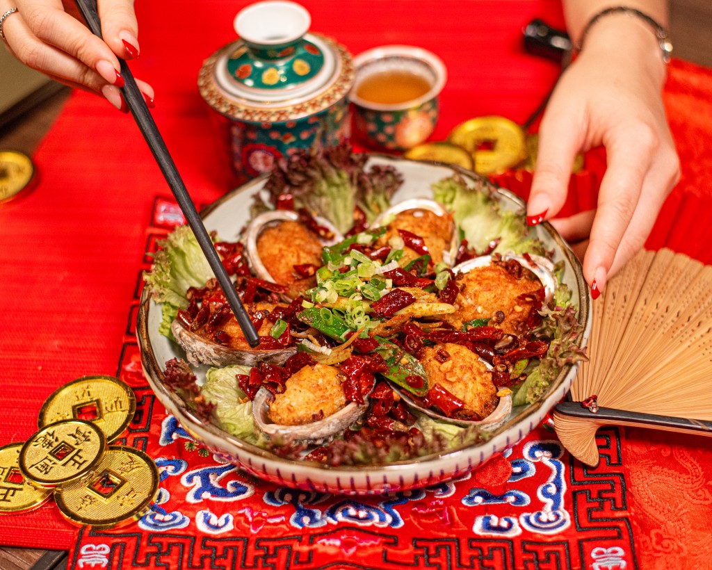 代表「包羅萬有」的限定霸王鮮鮑魚(每隻$88,2隻起)。 代表「包羅萬有」的限定霸王鮮鮑魚(每隻$88,2隻起)。