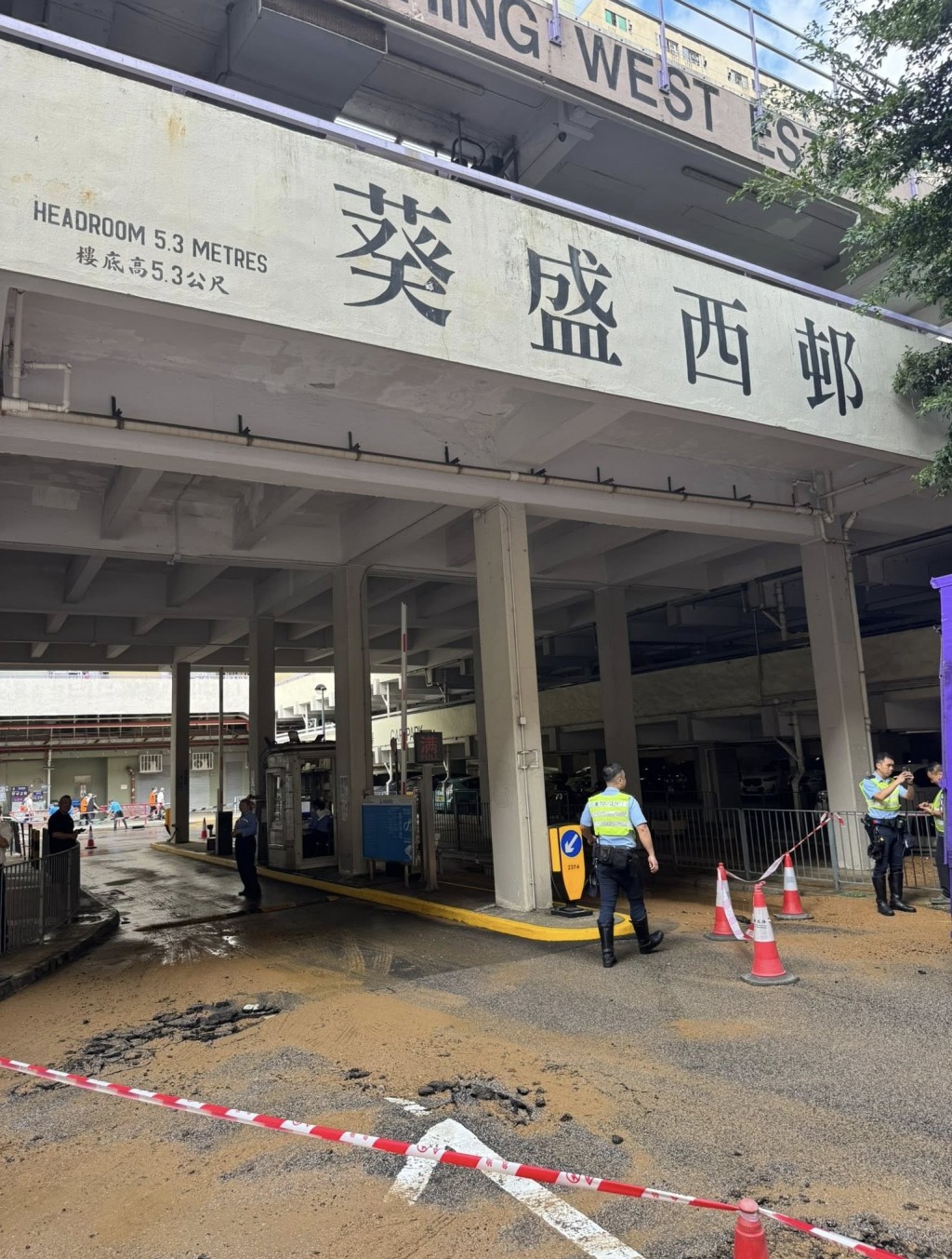 爆水管位置在第8座停車場對開。黃俊揚fb圖片 爆水管位置在第8座停車場對開。黃俊揚fb圖片