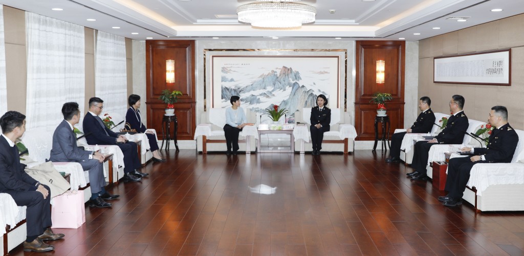 何珮珊（左五）周三與南昌海關關長黨英杰（右四）會面。政府新聞處圖片