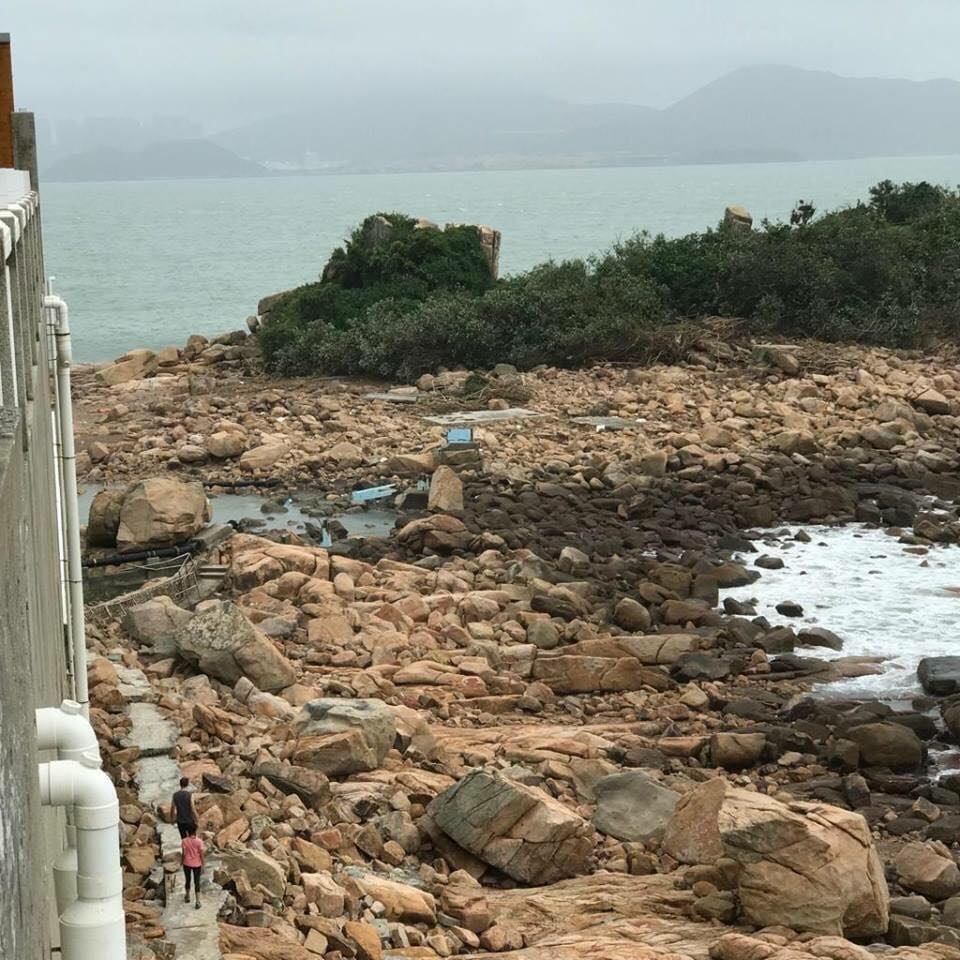 今早有市民到「情人橋」,發現整座橋已消失了,被山竹「狠狠」摧毀。 柴灣人柴灣事FB/網民Hon Siu Keung圖