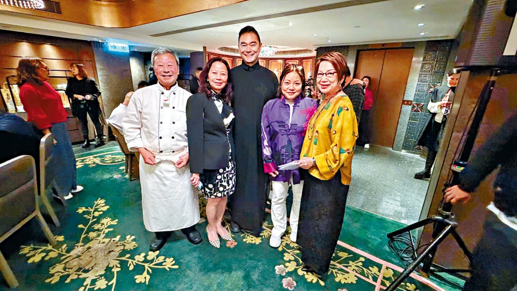 左起:尹达刚师傅、资深公关顾问尹美玉、知名设计师邓达智、股评家胡孟青和资深传媒人车淑梅。 左起:尹达刚师傅、资深公关顾问尹美玉、知名设计师邓达智、股评家胡孟青和资深传媒人车淑梅。