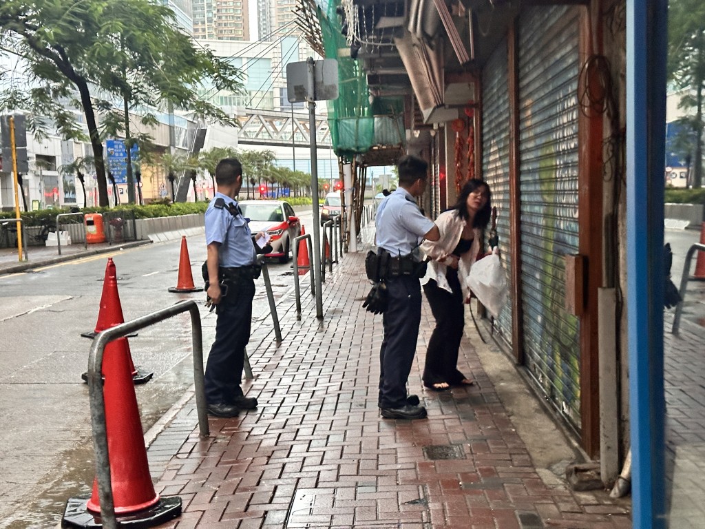 警员带同女子返回现场调查。梁国峰摄