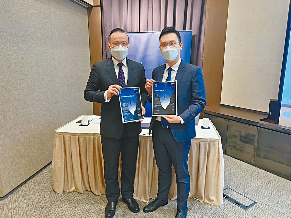 (左起)渣打香港財富管理投資策略主管梁振輝、渣打香港財富管理高級投資策略師林嘉文。