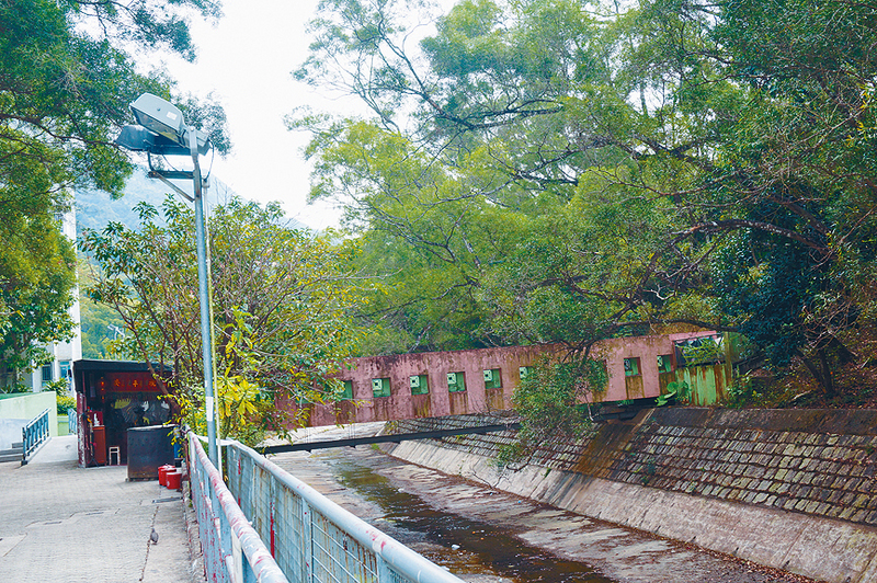 ●從富安花園後方的梅子林路起步,經過石林可登上石壟仔山頂,賞到奇石及秀麗山景。
