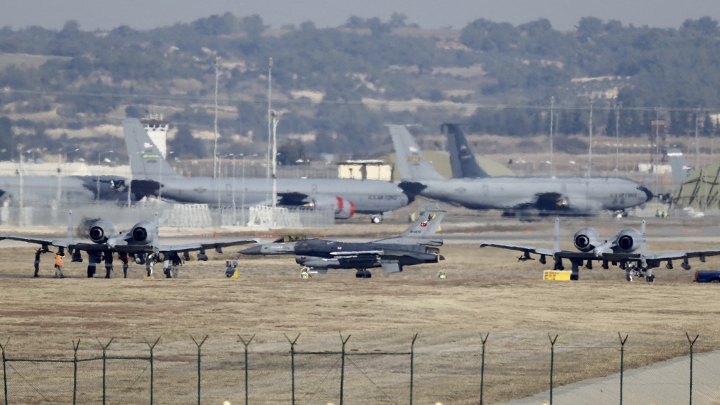 一架土耳其空军F-16 战机（前景）停泊在2架美国空军A-10雷霆二式攻击机中间。 路透社