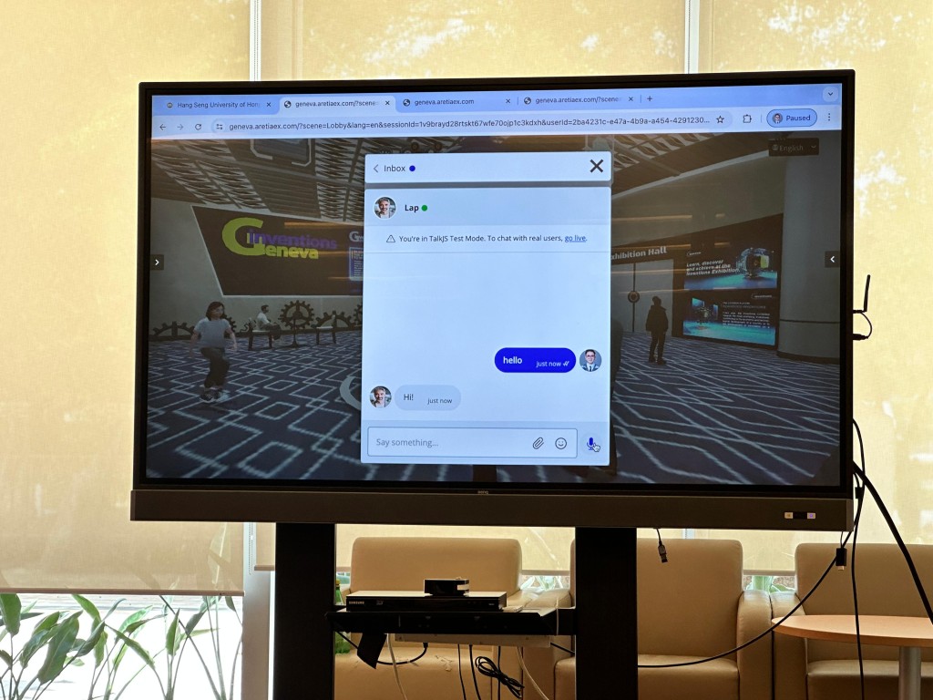 何道森指，線上虛擬世界參觀者可利用 GenAI 聊天機械人服務，直接向參展商查詢展品內容，以及與其他參觀者透過平台通訊。鍾綽盈攝