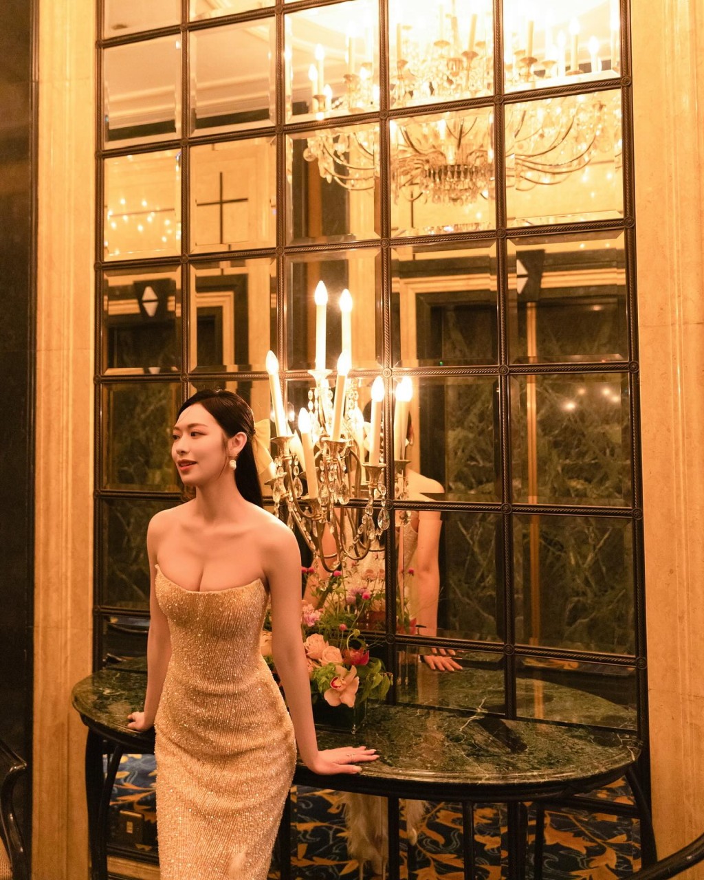 片中见冯盈盈以金色低胸晚装上阵，谷出丰满上围。