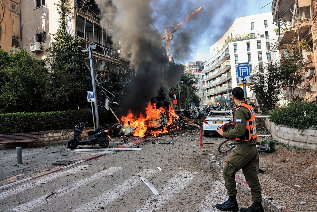 以色列特拉维夫昨日遭伊朗导弹袭击，紧急救援人员奉召到场。 