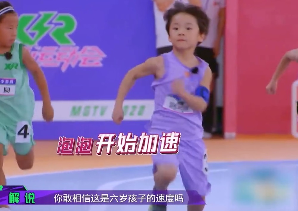 矮小症男孩靠运动长高16cm。微博影片截图