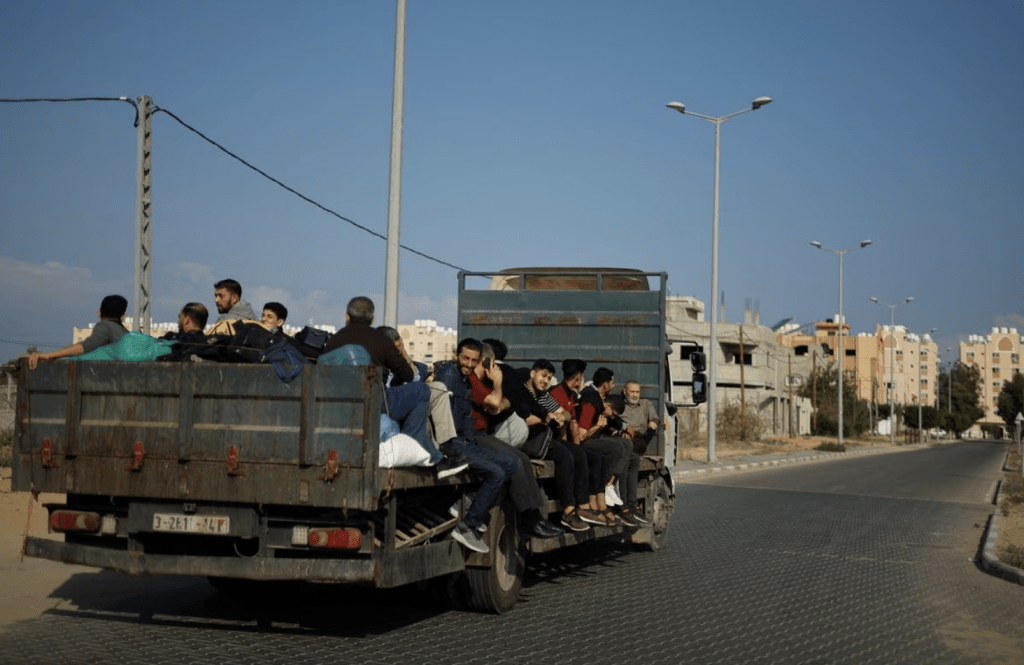 加沙内继续有巴勒斯坦人坐车撤离。路透社