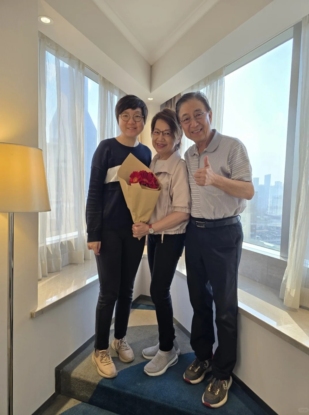 車淑梅與張文新在上海與女兒(左)及女婿歡度。 車淑梅與張文新在上海與女兒(左)及女婿歡度。