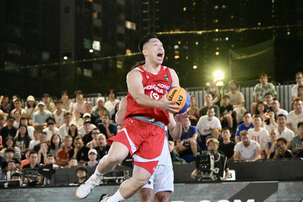   FIBA 3x3 籃球巴黎奥運資格賽，港男隊挑戰荷蘭，楊睿騏進攻。 蘇正謙攝