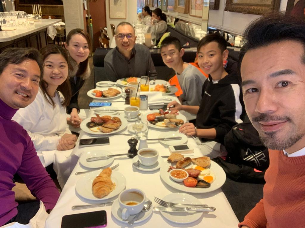 在倫敦難得遇到老友黃子雄,徐榮仲約埋囝囝的波友一家齊齊開餐。