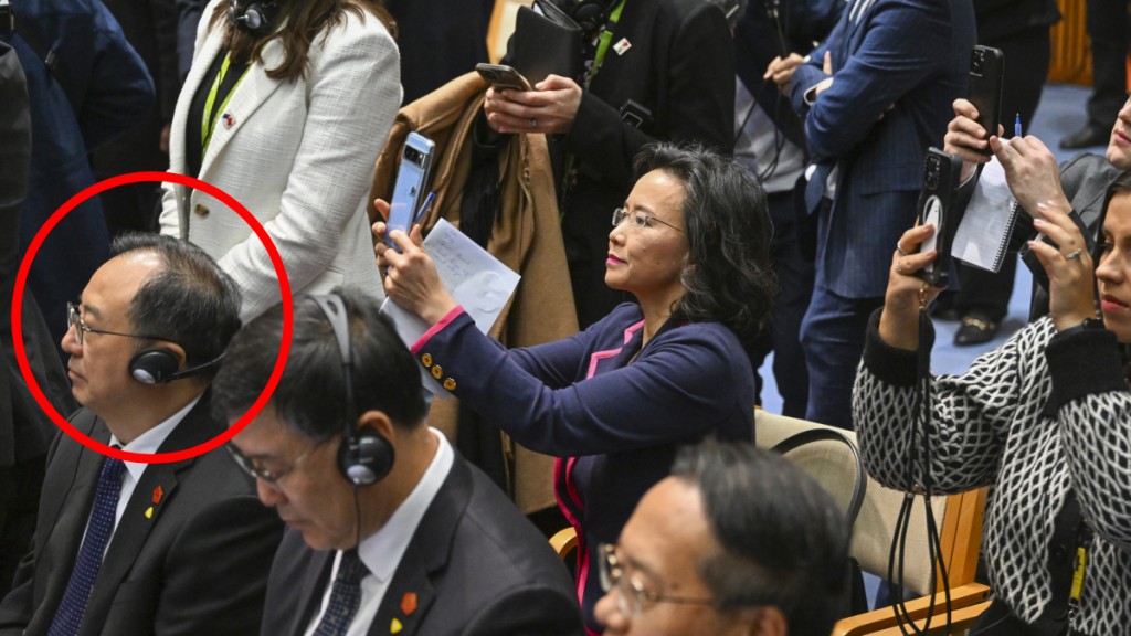 成蕾坐在國務院秘書長吳政隆（紅圈）身後。美聯社