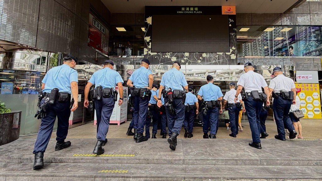 據悉,警方今早10時半左右已開始於葵涌廣場一帶反罪惡巡邏。葵青警區FB 據悉,警方今早10時半左右已開始於葵涌廣場一帶反罪惡巡邏。葵青警區FB