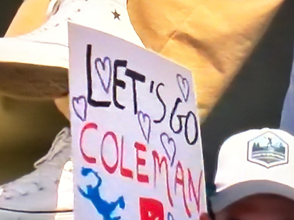 有外籍球迷帶著「Let’s go Coleman」的紙牌為Coleman打氣。直播截圖 有外籍球迷帶著「Let’s go Coleman」的紙牌為Coleman打氣。直播截圖