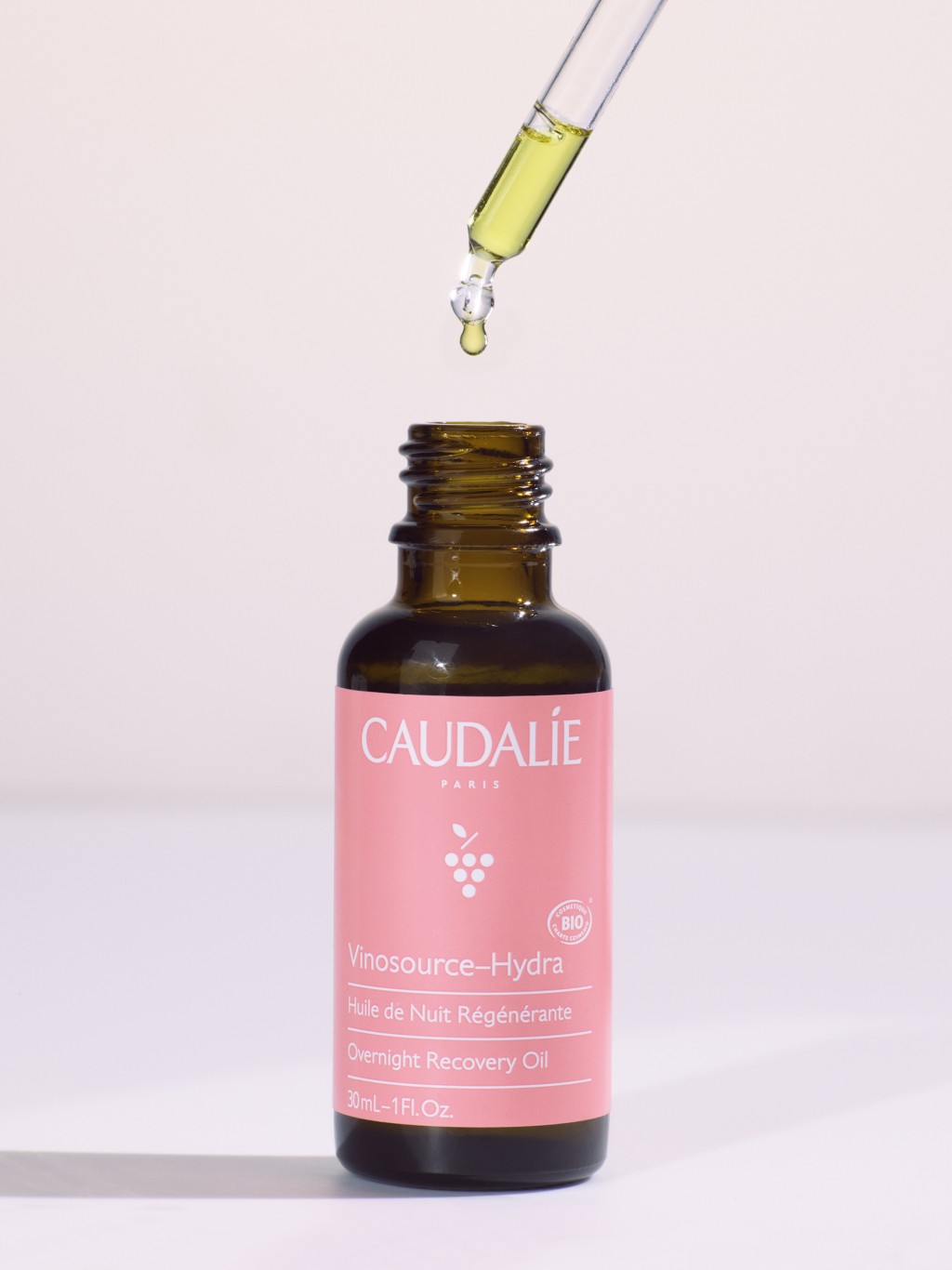 Caudalie葡萄籽晚間滋潤護理油/$360,糅合五種百分百天然有機植物油,於晚間深層滲透肌底細胞,提供滋潤及鎖水修護,同時具紓敏和抗炎功效。 Caudalie葡萄籽晚間滋潤護理油/$360,糅合五種百分百天然有機植物油,於晚間深層滲透肌底細胞,提供滋潤及鎖水修護,同時具紓敏和抗炎功效。