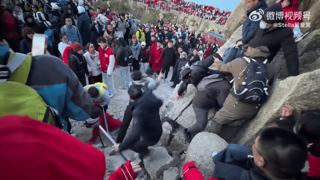 泰山游客为睇日出大打出手，场面失控。