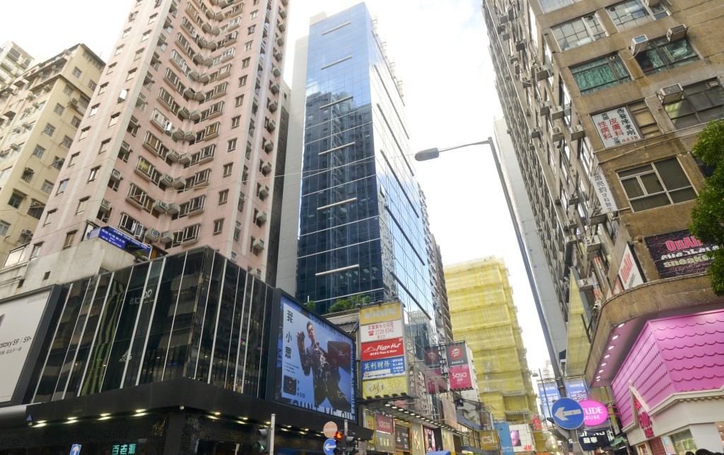旺角西洋菜南街2A号的银城广场,呎价跌穿六千元大关,仅录5967元。 旺角西洋菜南街2A号的银城广场,呎价跌穿六千元大关,仅录5967元。