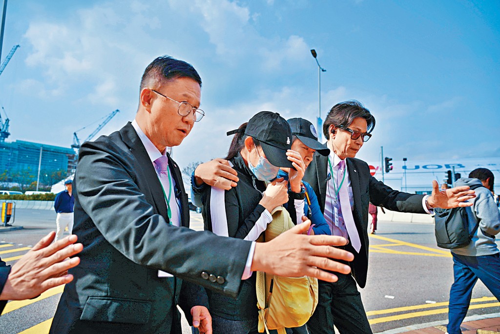 住户谢玉华供称，大维修一开始搭棚架时，曾目击有工人搭棚时在外面吸烟，「当时已担心会不会失火。」