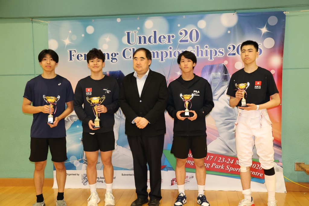 男佩青年組三甲：冠軍方曉楠（左二）、亞軍鄭東灝（左一）、季軍葉誠治（右一）及杜晉熙（右二）。徐嘉華攝