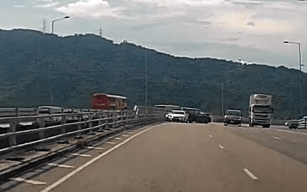 失控私家車撞到路邊車輛。fb：車cam L（香港群組）